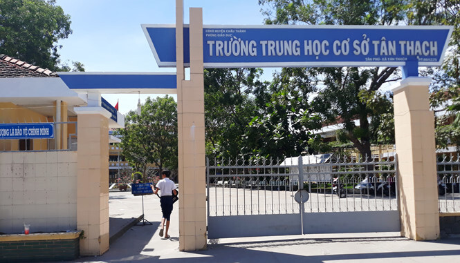 Vụ bóp cổ cô giáo ở Bến Tre: Nam sinh đã đi học trở lại