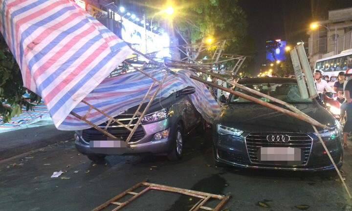 Giàn giáo công trình đổ trúng 2 ô tô, tài xế may mắn thoát chết