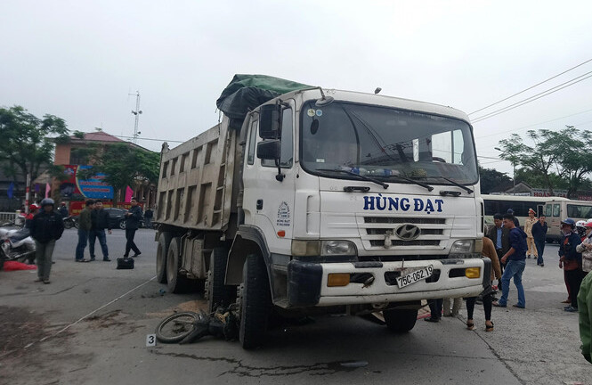 Đi bán gạo, một phụ nữ bị xe tải cán tử vong