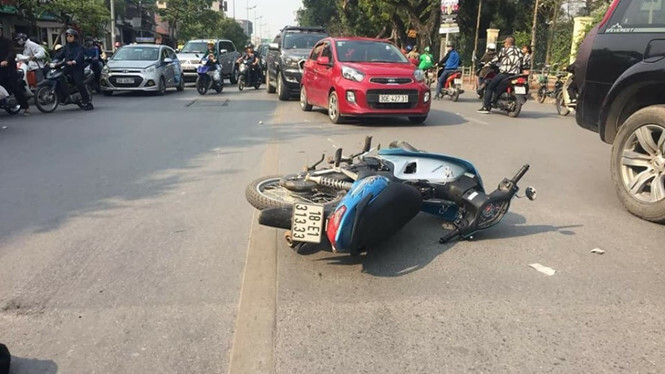 Hà Nội: Xe máy va chạm xe buýt, nam thanh niên tử vong tại chỗ