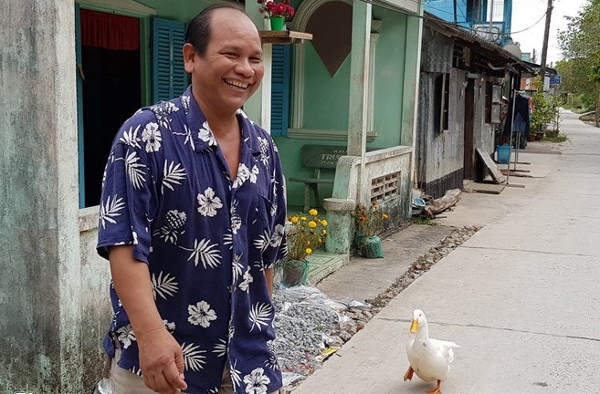 Bị dọa làm thịt, con vịt đi theo chủ như hình với bóng