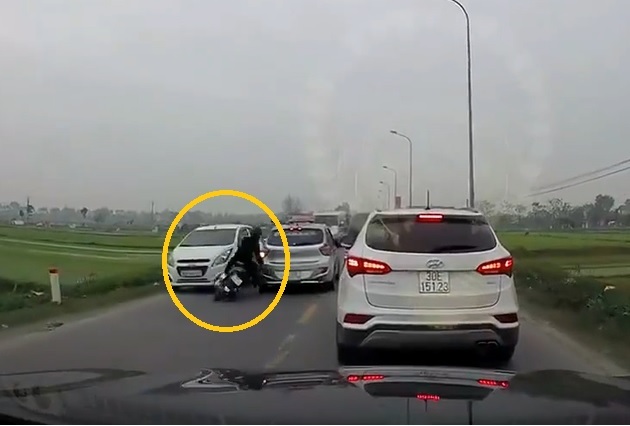 Video: Nam thanh niên điều khiển xe máy lao thẳng vào khe hẹp giữa 2 ô tô