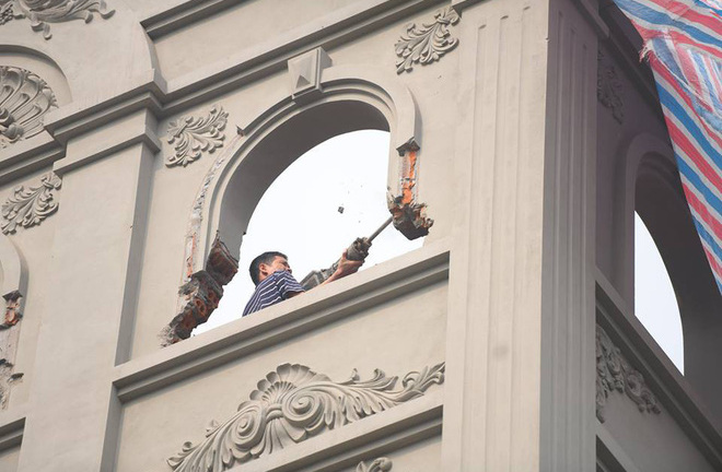 Phá dỡ phần biệt thự sai phép của ông Nguyễn Thanh Hóa