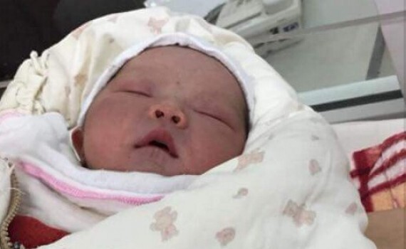 Bé trai sơ sinh 3,3kg bị bỏ rơi ngoài điếm canh đê