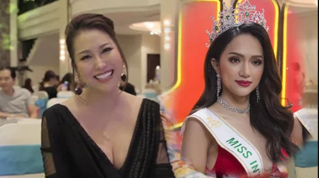 Clip: Phi Thanh Vân chúc mừng Hương Giang bằng câu thành ngữ