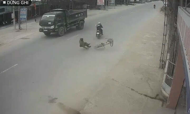Video: Cụ ông thoát chết khó tin sau cú tông của xe máy