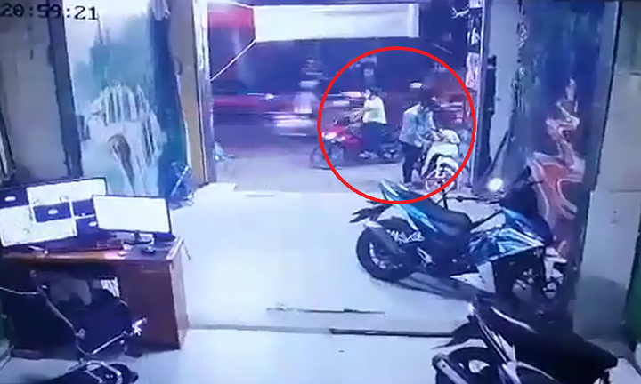 Clip: Thanh niên bẻ khóa trộm xe máy chỉ trong 10 giây