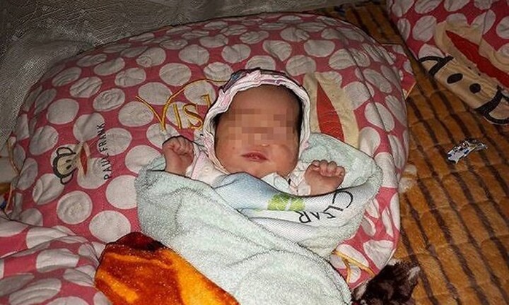 Phát hiện bé gái sơ sinh quấn trong chiếc màn, bị bỏ rơi bên vệ đường
