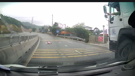 Cha mẹ cháu bé 8 tháng bò qua quốc lộ 18 khiến tài xế