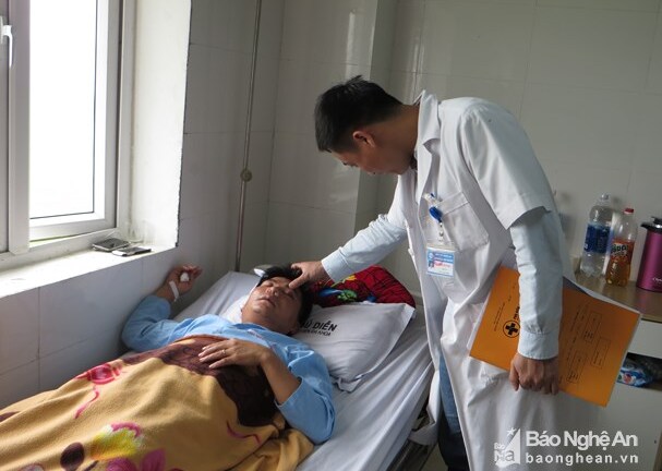 Tát học sinh, một thầy giáo bị đánh gãy sống mũi