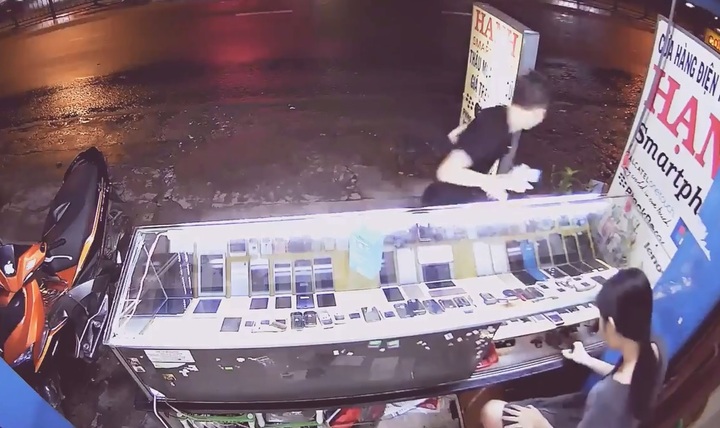 Clip: Vờ mua hàng, thanh niên cầm 2 điện thoại bỏ chạy