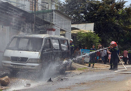 Mercedes đang đậu bên vỉa hẻ đột ngột bốc cháy đùng đùng