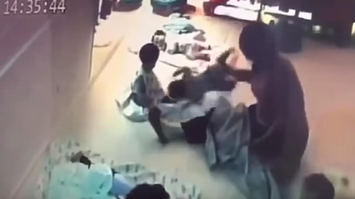 Clip bảo mẫu hành hạ, ném bé 8 tháng tuổi xuống đất gây phẫn nộ