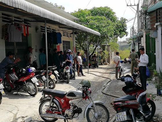 Người đàn ông ôm bình gas cố thủ trong nhà mẹ vợ khiến nhiều người hoảng hốt