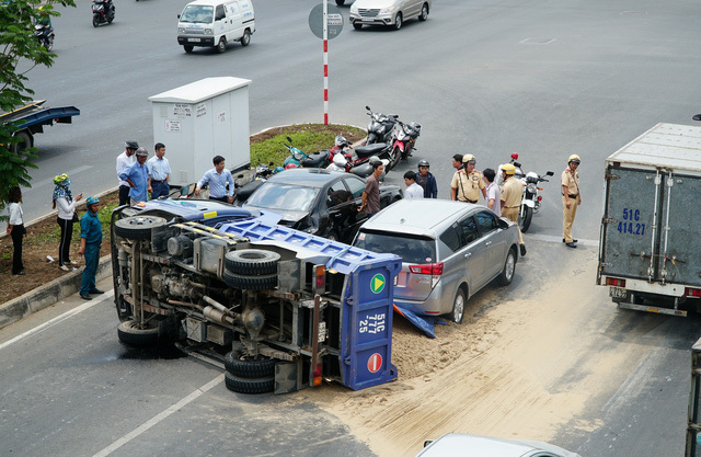 Xe ben lật ngang giữa đường, đâm vào Mercedes