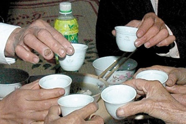 Ngộ độc rượu 3 người tử vong 2 người nguy kịch