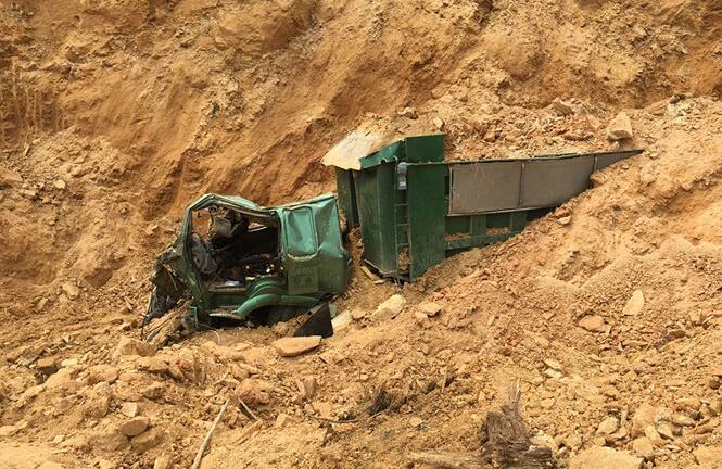 Xe tải méo mó vì bị đất lở đè bẹp, tài xế tử vong tại chỗ