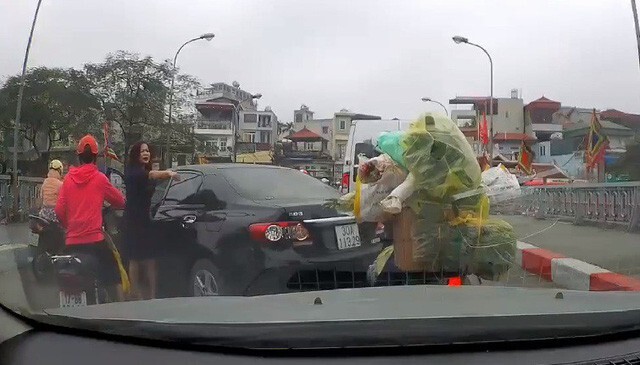 Vụ nữ tài xế ngang nhiên quay xe trên cầu: Tước bằng lái, phạt hơn 1,3 triệu đồng