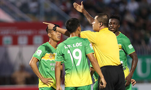 Trọng tài Nguyễn Trọng Thư lại bị khán giả la ó, ném chai nước