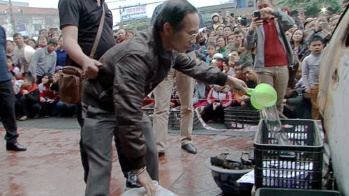 Đốt rụi chiếc ô tô Fortuner của hàng xóm để trả thù