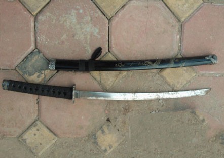 Côn đồ chặn đường chém gục người đàn ông chở con đi học về