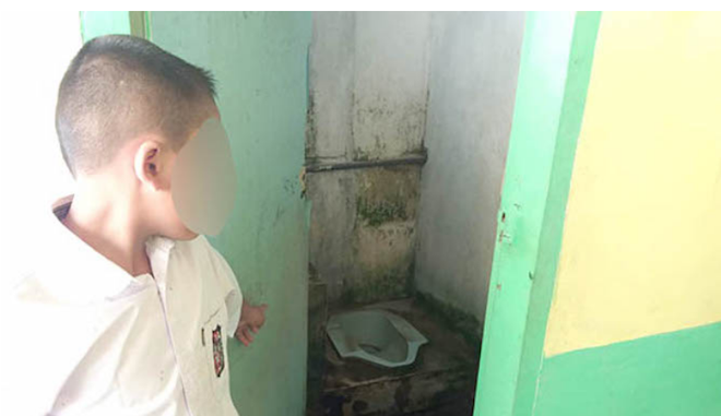 Phạt học sinh liếm bồn cầu 12 lần: Cả cộng đồng phẫn nộ