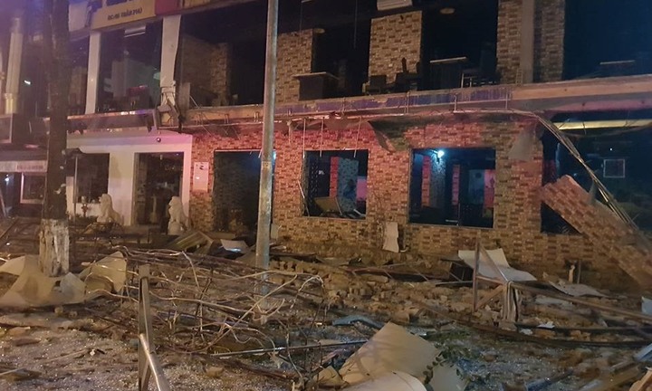 Nhà hàng 2 tầng bán đồ nướng tan hoang sau tiếng nổ lớn