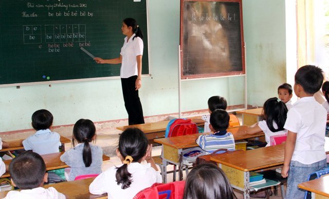 Lâm Đồng: Hàng trăm giáo viên bất ngờ lâm cảnh nợ nần