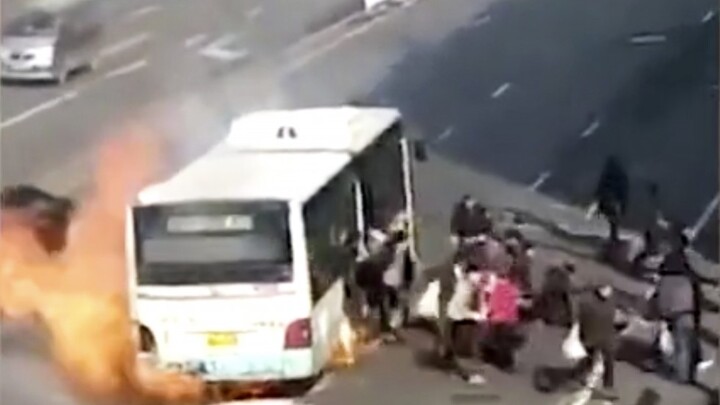 Kịch tính cảnh xe buýt nổ tung chỉ 1 phút sau khi 50 hành khách kịp thoát khỏi