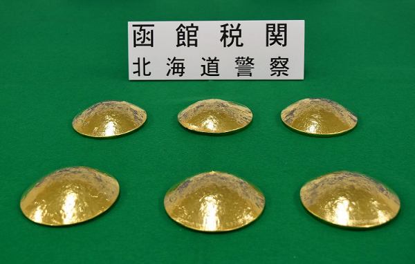 3 người Đài Loan bị bắt ở Nhật Bản vì giấu 10,5 kg vàng trong áo ngực