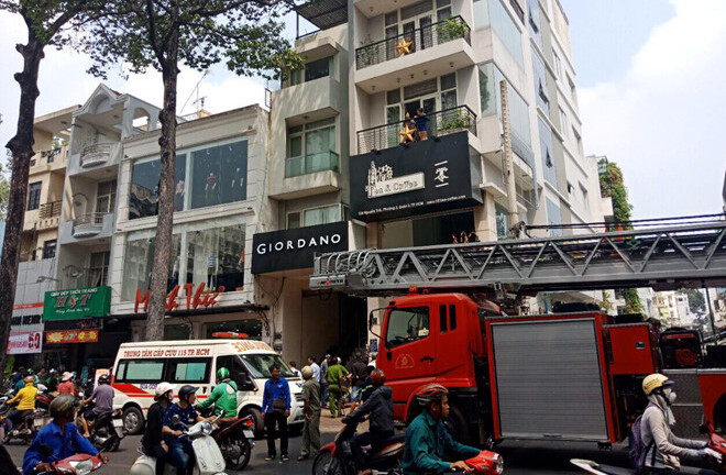 Nam thanh niên bị thang máy tòa nhà ở Sài Gòn kẹp đầu