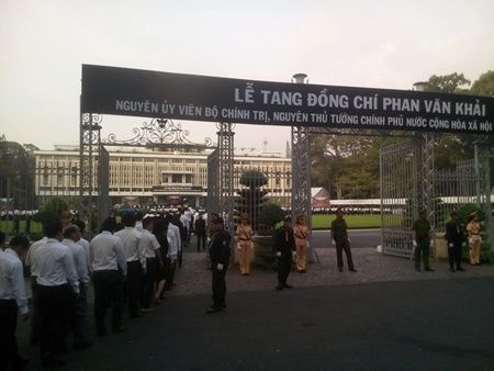 Dòng người xếp hàng dự Lễ truy điệu nguyên Thủ tướng Phan Văn Khải