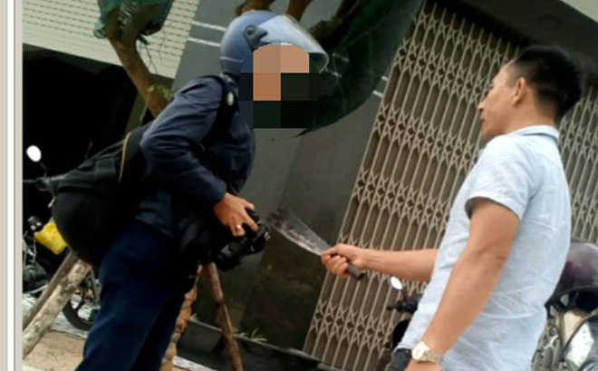 Lái xe cầm dao dọa giết phóng viên khi đang tác nghiệp