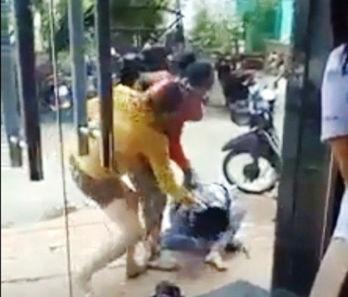 Cô gái trẻ bị 2 phụ nữ đổ sơn, đánh đập dã man trên phố