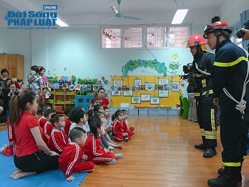Hướng dẫn trẻ mầm non kỹ năng thoát hiểm khi xảy ra hỏa hoạn