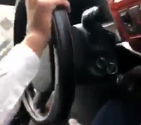 Video: Tài xế lái xe bằng 1 tay, gác 1 chân lên ghế