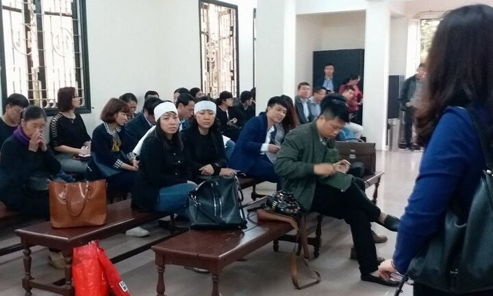 Xử vụ cháy quán karaoke, 13 người chết: Phiên tòa chật cứng người đến dự