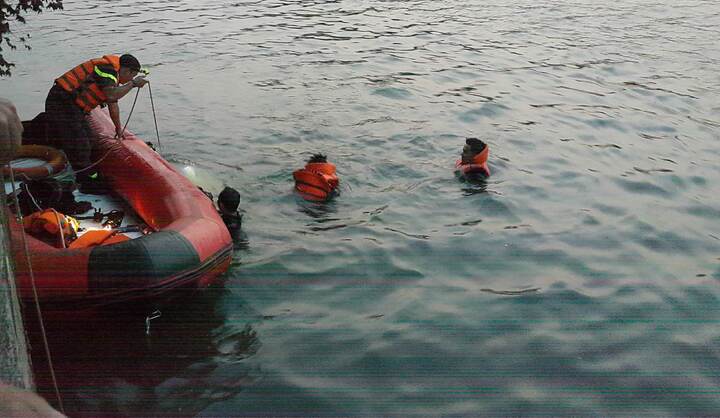 Phát hiện thi thể đôi nam nữ ôm chặt nhau dưới hồ