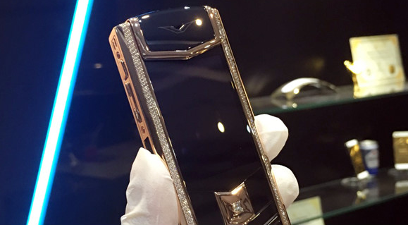 Người đàn ông Trung Quốc nghi trộm 500 triệu và chiếc điện thoại Vertu của bạn