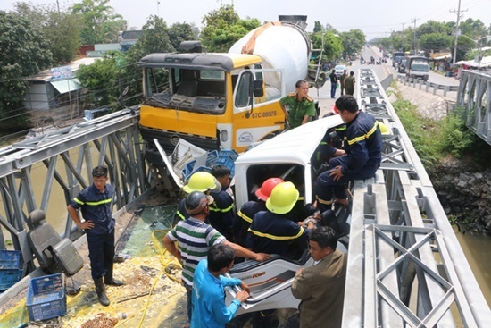 Xe bồn và xe tải nát bét đầu sau tai nạn, tài xế mắc kẹt trong cabin