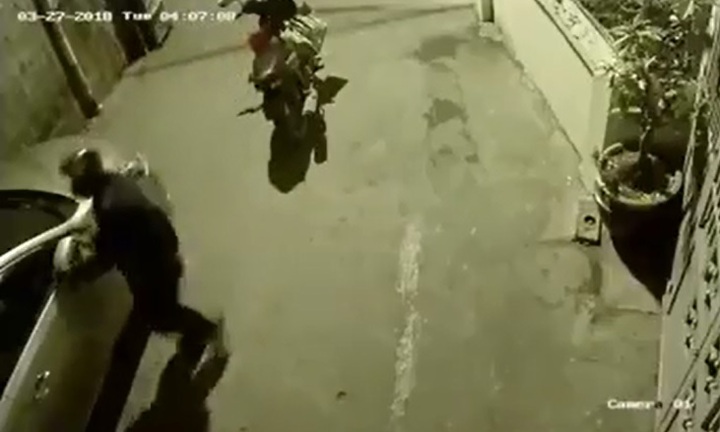 Video: Mang bao tải đi bẻ trộm gương ô tô ở Hà Nội