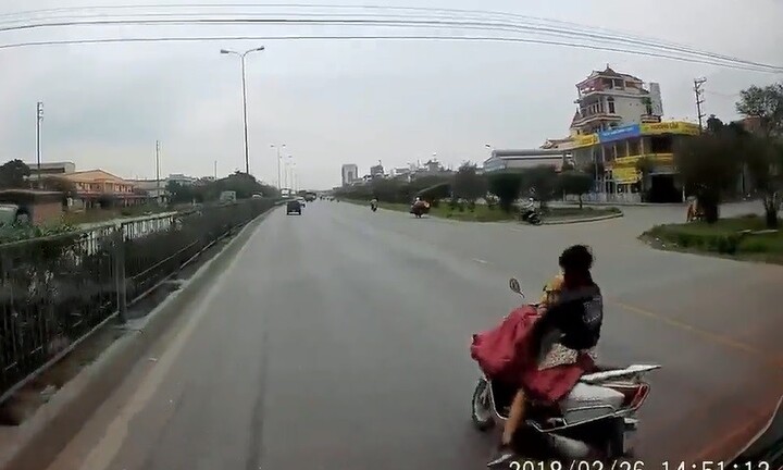 Video: Thót tim cảnh cởi áo mưa khi đang lái xe, nữ tài xế suýt bị ô tô đâm trúng