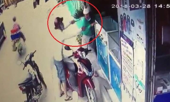 Video: Cô gái bị uy hiếp, cướp điện thoại giữa ban ngày ở Sài Gòn