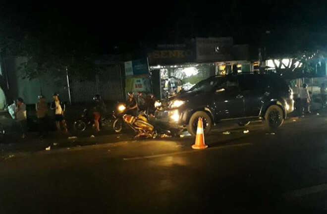 Xe máy đấu đầu ô tô, 2 mẹ con tử vong