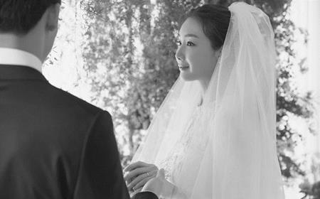 Choi Ji Woo tiết lộ ảnh cưới hiếm hoi đẹp long lanh như chụp họa báo