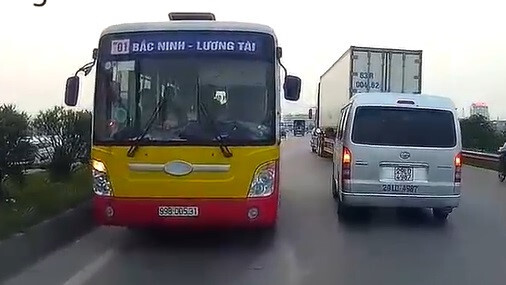 Video: Xe buýt chạy ngược chiều, đối đầu nhiều phương tiện trên quốc lộ