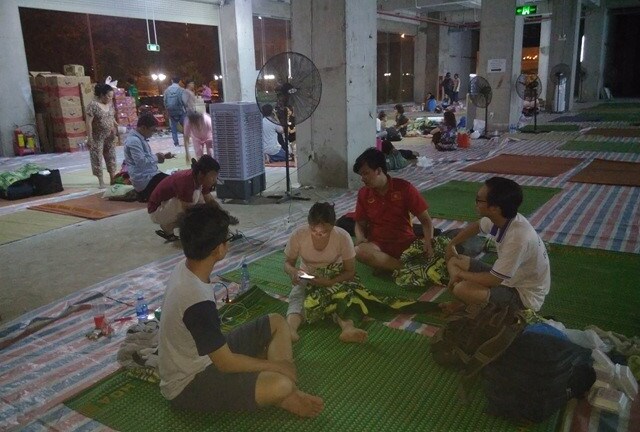 Cư dân chung cư Carina ở tạm tòa nhà đối diện, xe chữa cháy túc trực mỗi ngày