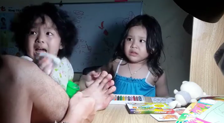 Biểu cảm siêu đáng yêu của hai cô bé khi thấy bố bị thương