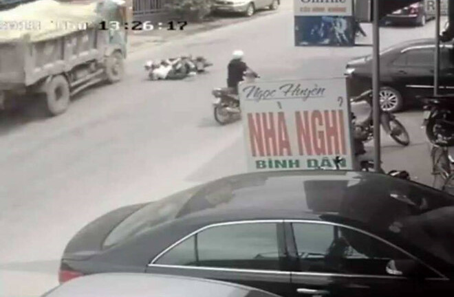 Tài xế đánh lái ngoạn mục cứu mạng 2 nữ sinh trong gang tấc có phải bồi thường?