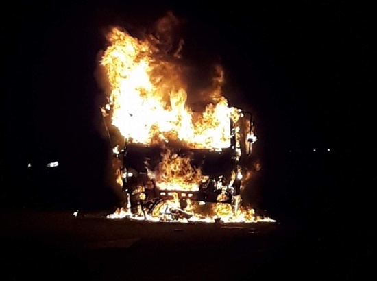 Xe ô tô bốc cháy sau tai nạn kinh hoàng, thiếu niên 17 tuổi tử vong